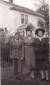 Philip Weinberg, Mary Weinberg, and Sophie (Weinberg) Gates
